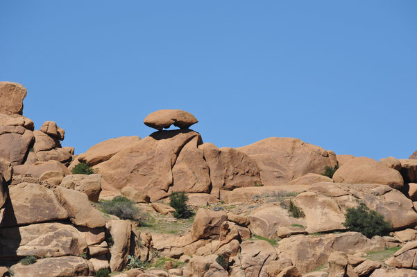 Die ganze Landschaft um Tafraoute ist geprägt durch stark verwitterte Granitformationen, welche aus abgeschliffenen, runden Granitblöcken besteht.
