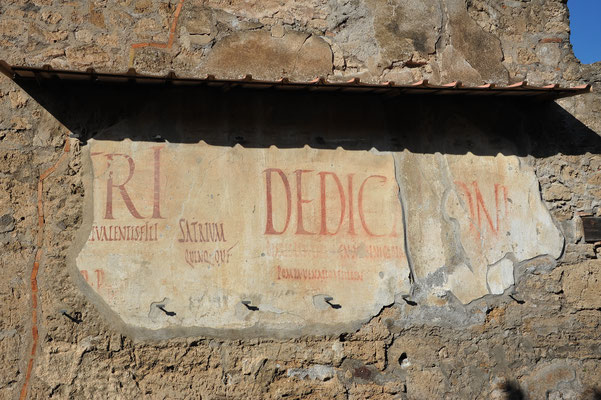 Erstaunlicherweise präsentierten sich die Römerstädte viel farbiger als es die Archäologen annahmen. Die Aussenfassaden waren, wie dieses Beispiel zeigt, farbig beschriftet.