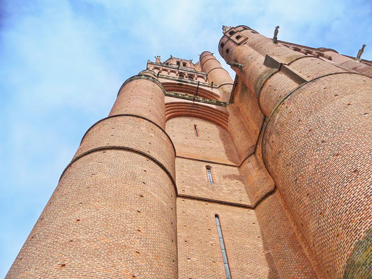 Noch imposanter ist eine der grössten Backsteinkirchen der Welt. Die Kathedrale "Sainte Cécile d'Albi".  Die Mauern sind an der Basis bis zu 6 Meter dick.