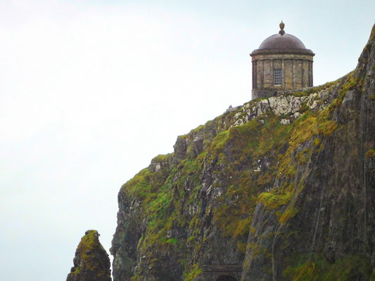Auf der komplett verregneten Fahrt nach Derry, kommen wir am "Mussenden Temple"vorbei, ein kleines, rundes Gebäude an der Kliffküste hoch über dem Atlantik.