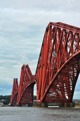 Auch nach knapp 130 Jahren beeindruckt die genietete Stahlbrücke durch ihre Erscheinung und die heutzutage selten zu sehenden "Gerberträger".