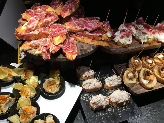 In den unzähligen Bar's und Restaurant's sind Tapas in höchster Vielfalt erhältlich. Die Spezialität in San Sebastian.