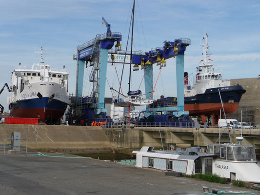 Moderne Sportboote dominieren glücklicherweise das Geschehen im Hafen von Lorient.