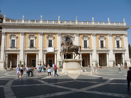 ... zum Kapitol mit der "Piazza del Campidoglio", welcher durch Michelangelo entworfen wurde und wo der Bürgermeister seinen Sitz hat. Hier wollte ich die Beschwerde wegen den miesen Strassen von Rom abgeben, habe aber den Briefkasten nicht gefunden;-)