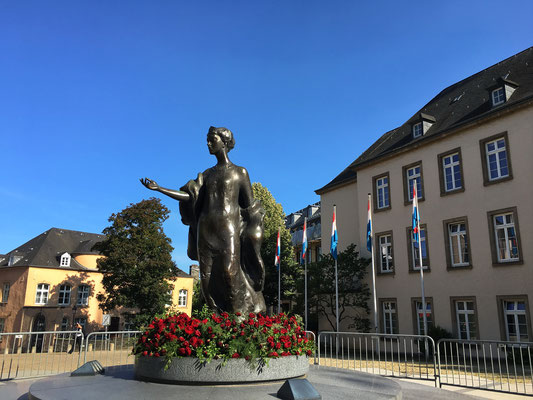 Das Denkmal der Grossherzogin Charlotte, welche sich bei der Besatzung durch Nazideutschland nach England absetzen konnte und sich via Radio BBC an ihre Landsleute wandte. Sie wurde dadurch zum Symbol von Freiheit und Unabhängigkeit der Luxemburger.