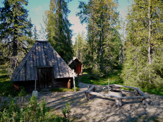 Wie immer, sind in Finnlands-Naturpärken grosszügige Rastplätze eingerichtet mit Hütten als Unterstände, hübsche Feuerstellen, saubere Waldtoiletten und immer dazu ein Feuerholzlager, wo man sich frei bedienen darf.