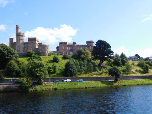 Das über der Stadt thronende "Inverness-Castle"...