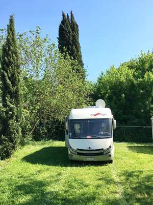 Nach risikoreicher Fahrt zwischen irrigen Vespafahrern und Wahnsinns-Schlaglöchern, stehen wir bei Vogelgezwitscher in einer grünen Oase beim Stellplatz "Area Saliola Roma", keine 100 Meter neben der "Via Appia Antica".