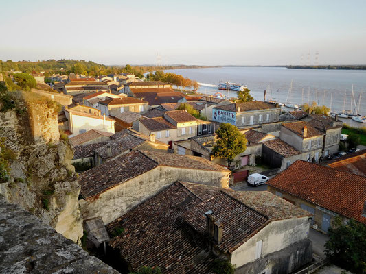 Der zweite Halt in Frankreich legen wir bei der Ortschaft "Bourg" ein, welche nordwestlich von Bordeaux am grossen Meeresarm liegt, wo die Flüsse Dordogne und Garonne zusammenfliessen.