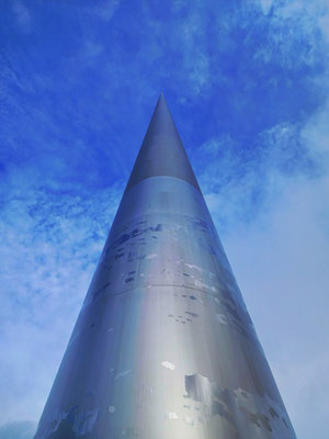 ...beeindruckende Punktperspektive in den blauen Himmel. An dieser Stelle stand die "Nelson Säule" welche 1966 von der IRA gesprengt wurde.