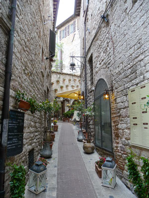 Weitere Eindrücke der mittelalterlichen Bausubstanz von Assisi...