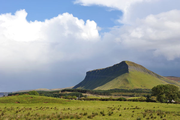 ...und einmal von Westen her. Dieser 527 Meter hohe Tafelberg ist wirklich beeindruckend und einer der bekanntesten Berge Irlands.