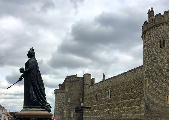 Wir haben Glück, die Königin ist noch nicht auf Windsor, deshalb können wir das Schloss besichtigen (natürlich wieder einmal mit absolutem Fotografierverbot, so muss ich mich mit Aussenaufnahmen begnügen)