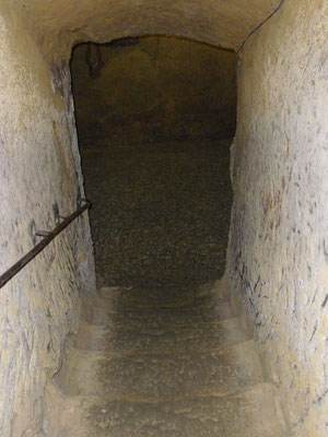 ...dabei sind auch 2500 Jahre alte Keller der Etrusker. Unvorstellbar wie alt diese Treppenstufen sind und wie viele Menschen über Jahrtausende darüber geschritten sind.