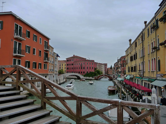 Leider ist das Wetter wieder einmal grau und verhangen. Bei ähnlichem Wetter haben wir Venedig bereits vor 25 Jahren besucht. Damals war es jedoch kälter. 