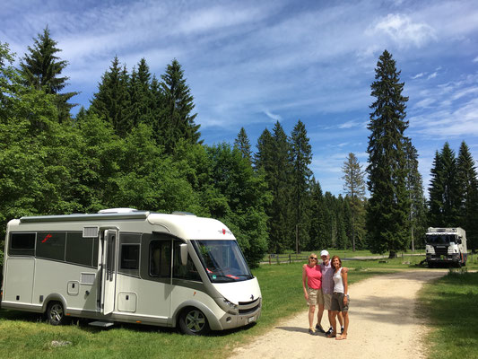 Am 13. Juni ist es soweit und wir starten zusammen mit Judy und Max den zweiten grossen Teil unserer 3-jährigen Reise durch Europa. Erste Station ist ein romantisch gelegener Campingplatz mitten im lockeren Jurawald unweit Saignelégier.