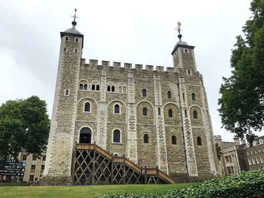 Mit der U-Bahn geht es nun zum "Tower of London". Dieser mittlere Teil wurde im 11 Jh. erbaut und diente den englischen und britischen Königen als Residenz, Waffenkammer, Münzprägstätte, Gefängnis, Schatzkammer, Garnison, Hinrichtungsstädte und Museum.