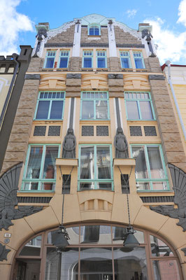 Ein etwas neueres Gebäude erinnert uns von der Architektur her an das "Palais Guell" von Antoni Gaudi in Barcelona.