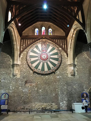 Im Winchester Castle, in "The great hall" hängt der berühmte Tisch der ritterlichen Tafelrunde von König Arthus. König Heinrich VIII liess den im 13. Jh gefertigten Tisch in den Tudor-Farben bemalen, so wie er heute noch an der Nordwand hängt