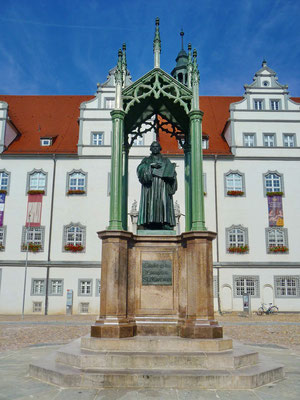 Natürlich darf ein Denkmal des Reformators vor dem Rathaus nicht fehlen.