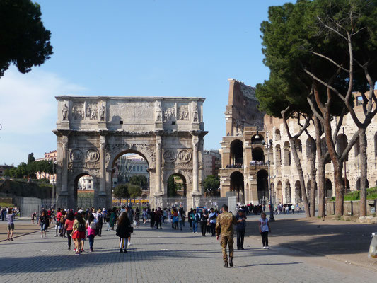 Ein spezielles Gefühl, vom Circus Maximus kommend auf den Konstantinsbogen vor dem Kolosseum zu zumarschieren, ...