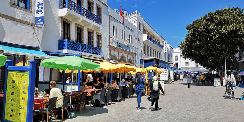 Essaouira war schon vor Jahrzehnten eine berühmte Destination für europäische Künstler und Aussteiger. Einige welche es nicht geschafft haben, betteln oder putzen Schuhe zu europäischen Preisen (was sie einem erst nach dem Putzen bekanntgeben).