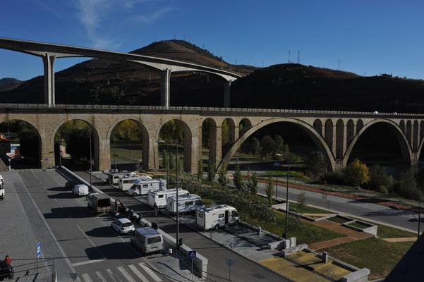 Unser Ziel ist der Regua. Diese kleine Stadt liegt mitten im Weinbaugebiet.  Links und rechts des toll gelegenen Stellplatzes überqueren drei imposante Brücken den Douro.