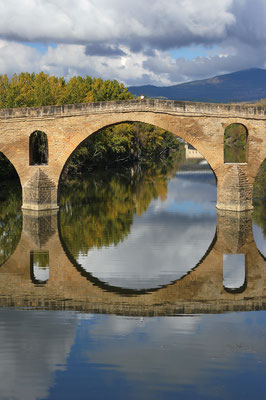 Einige Kilometer ausserhalb Pamplonas liegt die berühmte Brücke "Puente la Reina".