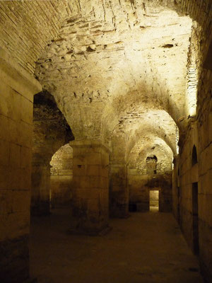 Die Untergeschosse, vor rund 1800 Jahren Lagerräume für diverse Güter wie Getreide, Olivenöl, Wein usw.
