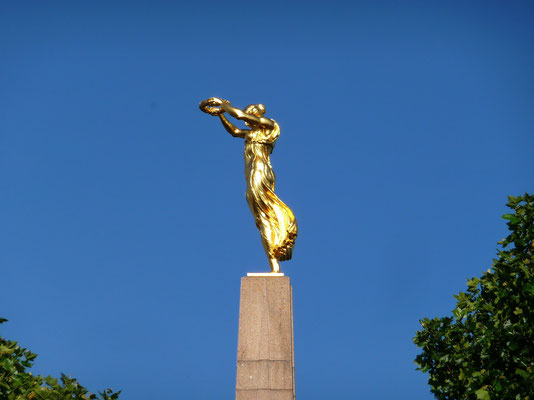 Ein sehr guter Ausgangspunkt für eine Stadtbesichtigung ist bei der goldenen Lady "Goelle Fra",  ein Monument zum Gedenken an die luxemburgischen Opfer, welche in der französichen und belgischen Armee im 1. Weltkrieg gefallen sind.  