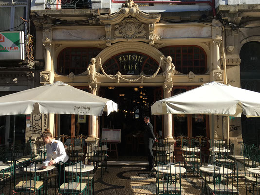 ...zum historischen "Majestic-Café".  Dieses wurde in der Spätzeit der "Belle Époque" erstellt und 1992 umfassend renoviert.