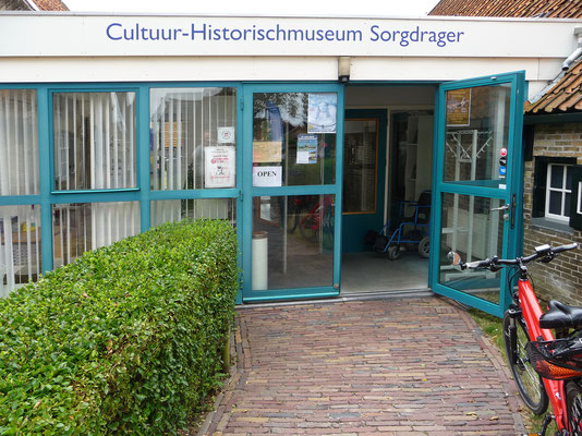 Im Dorf "Hollum" stoppen wir beim "Kulturhistorischen Museum von Sorgdrage". Diese zeigt eine spannende Reise durch die Geschichte der Insel Ameland. 