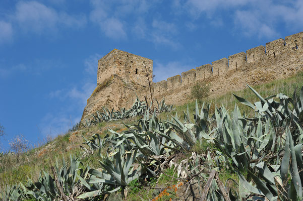 Die maurische Burg steht erhaben über dem Dorf,...