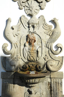 ...wie hier die Stufe "Sehen", dargestellt mit einer entprechenden Figur über einem Brunnen. 