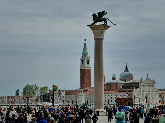 Die Markussäule aus der Nähe. Hier wurden im alten Venedig die zum Tode verurteilten hingerichtet. Deshalb vermeiden die Venezianer zwischen den Säulen durchzugehen.
