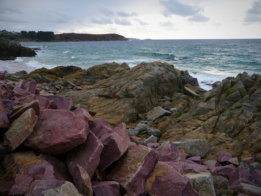 Am gebrochenen Granit sieht man, weshalb dieses Gebiet in der Bretagne als Rosagranitküste bezeichnet wird.