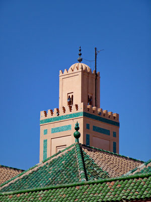 So wurde auch das Minarett der Koranschule "Medres Ben Youssef" im gleiche Stil erbaut, und das über 200 Meter hohe Minarett der Hassan II-Moschee in Casablanca.