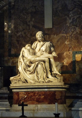 Die "Pietà", das wohl berühmteste Meisterwerk Michelangelos nach dem "David " von Florenz, beeindruckt immer wieder (Foto belassen trotz Unschärfe)