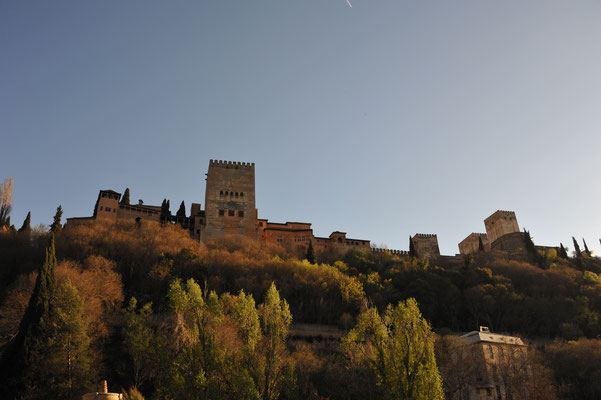 Der erste Tag, 27 Grad warm. Am Fusse von Alhambra, geniessen wir die maurische Altstadt von Granada "Albaicin" bei wolkenlosem Himmel.
