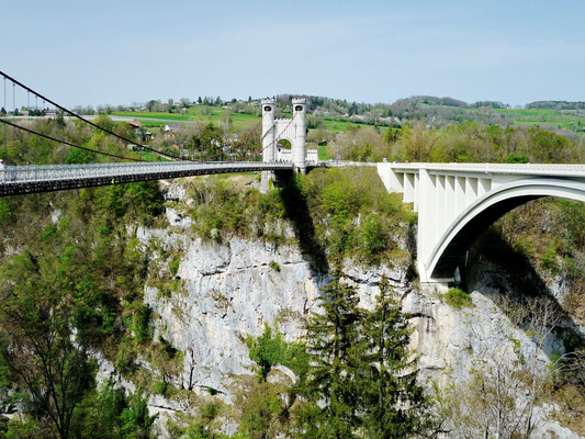  Die heute noch modern aussehende Betonbrücke daneben, über welche der regionale Strassenverkehr rollt, wurde zwischen 1928-32 erbaut und war damals die zweithöchste Brücke der Welt.