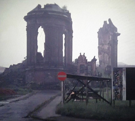 ...fiel die Brandruine der Frauenkirche am 15. Feb in sich zusammen. In der Nachkriegszeit der DDR, wurde die Ruine der Frauenkirche 50 Jahre lang als Mahnmal des Krieges stehen gelassen (Bildschirm-Foto).
