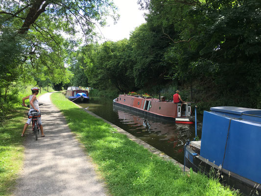 Am zweiten Tag unternehmen wir eine E-Biketour, entlang dem alten Wasserkanal von Bath bis zur nächsten Ortschaft "Bradford on Avon".