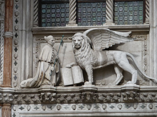 Im Relief ist der Doge zusammen mit Venedigs Wappentier, dem geflügelten Löwen, zu erkennen.