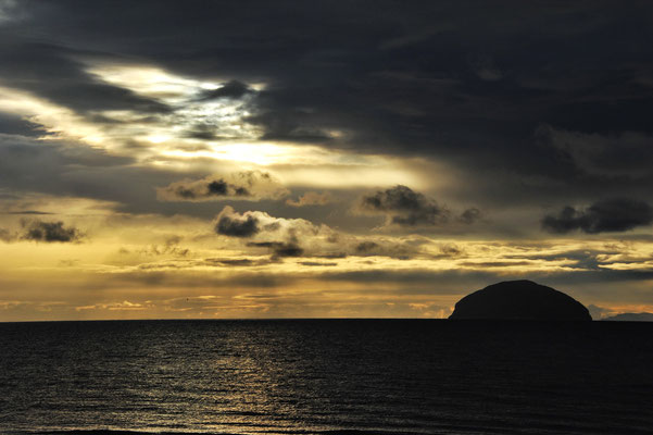 Schottland verabschiedet sich von uns bei Girvan, unsere letzte Station, mit einem unvergesslichen Sonnenuntergang hinter der kleinen Insel "Craig".