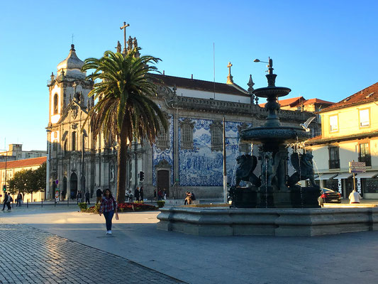 Die Kirche "Igreja do Carmo" ist aussen reich mit Azulejos-Gemälden belegt.