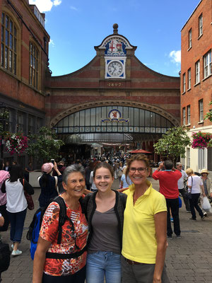Ida mit Heidi und Lea vor der königlichen Bahnstation von Windsor.