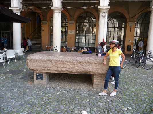 Unweit davon vor dem "Palazzo Comunale" liegt eine spezielle Steinplatte. Im Mittelalter wurden hier Übeltäter am Pranger angekettet und auf der Steinplatte wurden unbekannte Leichen in der Öffentlichkeit zur Identifikation hingelegt.