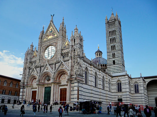  Dieser Dom oder "Cattedrale di Santa Maria Assunta", ist extrem kunstvoll gebaut. Gestartet wurde mit den Bauarbeiten 1260, der Bau dauerte mehrere hundert Jahre. 