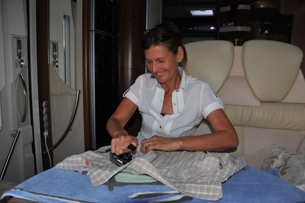 Ida's Lieblingsbeschäftigung, das Bügeln meiner Hemden;-)...