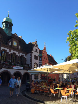 Fahrpause mit Latte Macchiato in der Altstadt von Freiburg im Breisgau